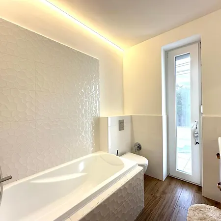 Apartment Modern, Stilusos Paloznakon Paloznak